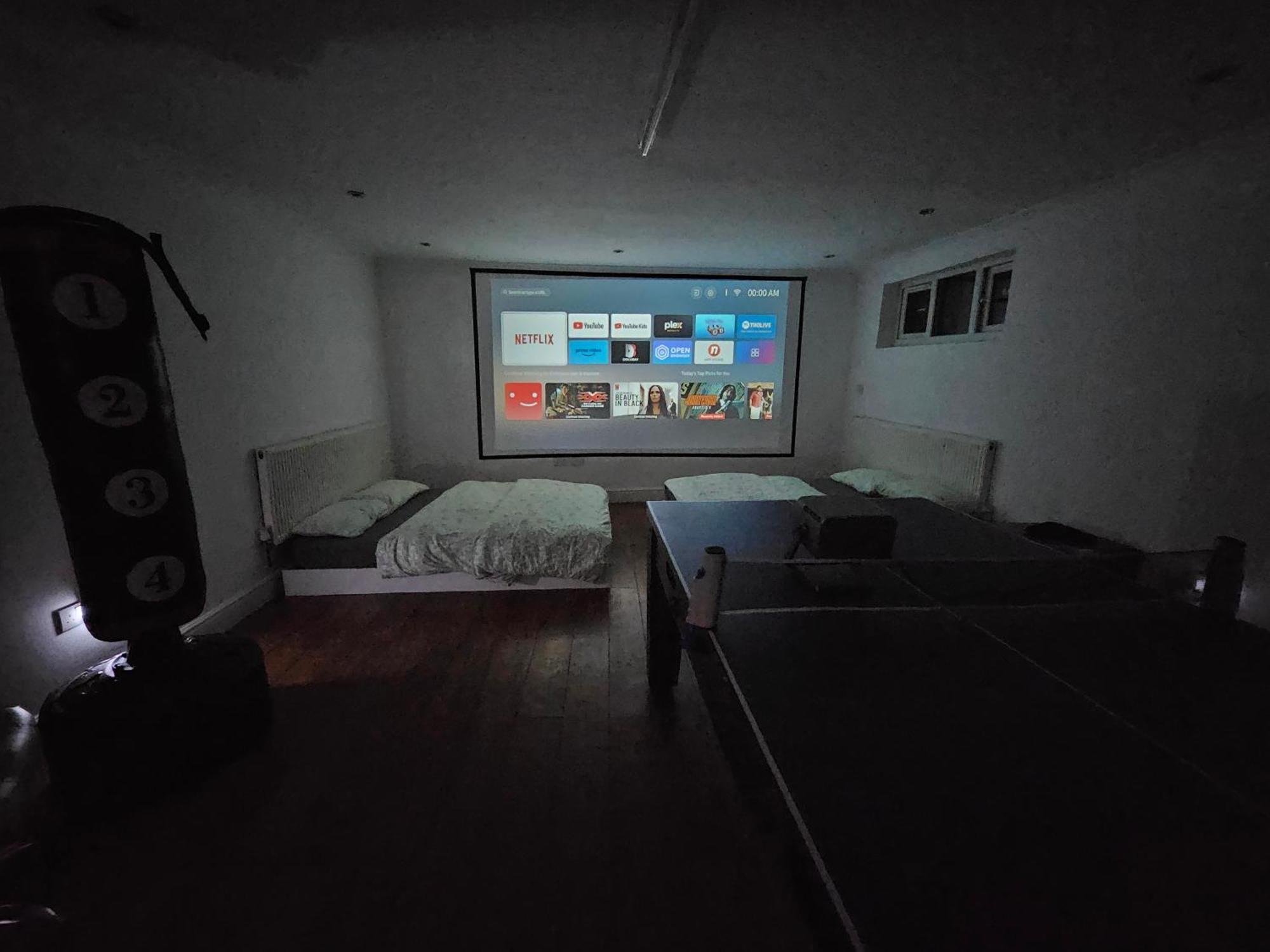 Large Annexe With Games Room Pool Table Ping Pong Air Hockey Movie Projector Windsor Buitenkant foto